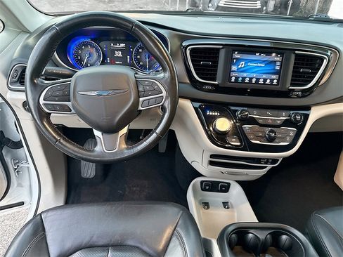 Used 2020 Chrysler Pacifica Touring-L image 24