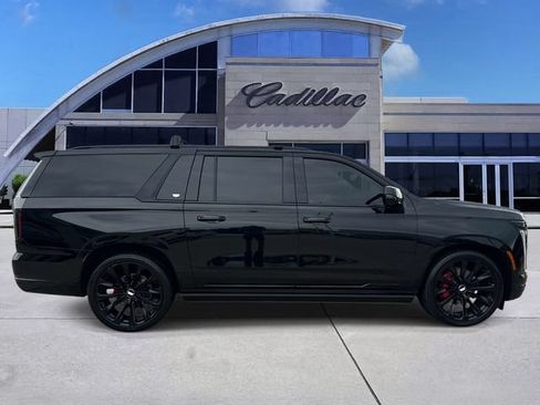 Used 2026 Cadillac Escalade ESV Platinum Sport AWD/4WD image 4