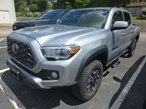 Used 2020 Toyota Tacoma TRD Off-Road image 2