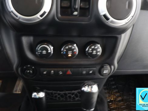 Used 2016 Jeep Wrangler Unlimited Rubicon w/ Max Tow Package image 9