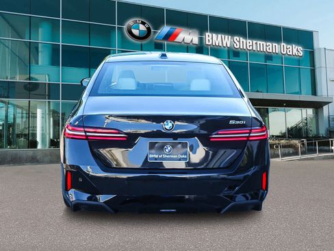 Used 2026 BMW 530i w/ M Sport Package RWD image 5