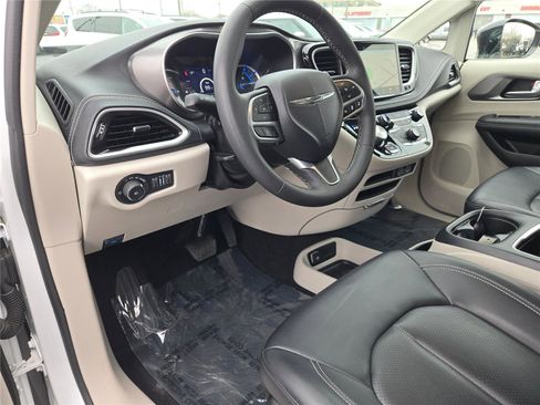 Certified 2024 Chrysler Pacifica Limited FWD image 23
