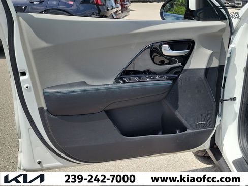 Used 2021 Kia Niro EX Premium FWD image 22