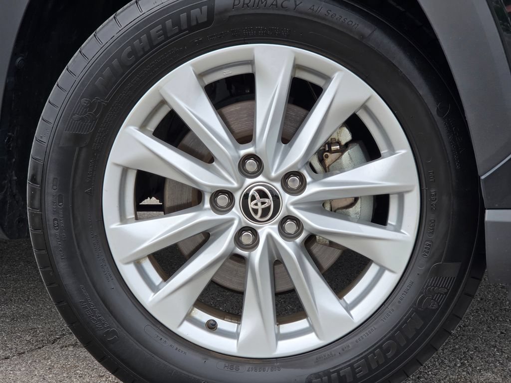 Used 2025 Toyota Corolla Cross LE FWD image 21