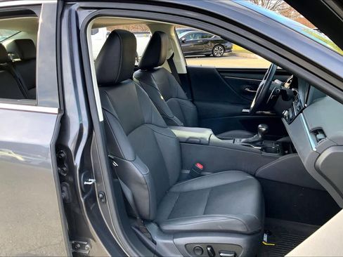 Used 2023 Lexus ES 300h w/ Premium Package image 9