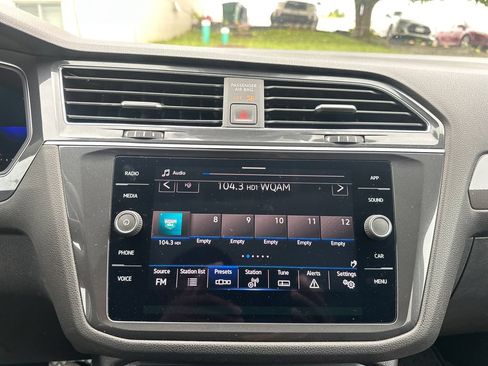 Used 2023 Volkswagen Tiguan SE w/ Panoramic Sunroof Package FWD image 18