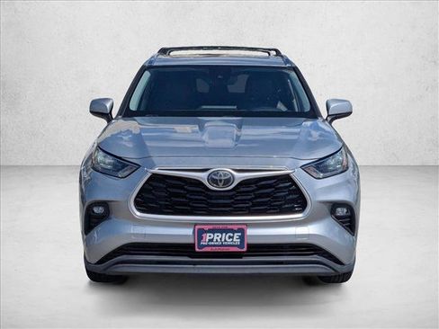 Used 2020 Toyota Highlander XLE FWD image 2