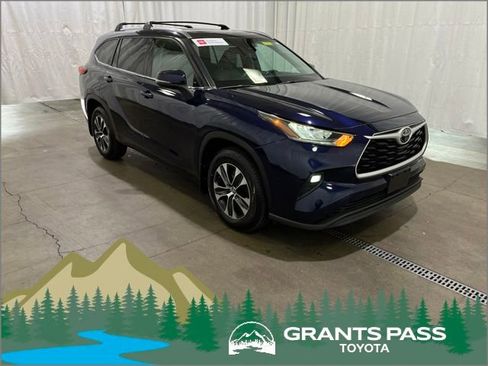 Certified 2020 Toyota Highlander XLE image 1