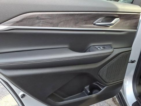 New 2025 Jeep Grand Cherokee L Limited image 11