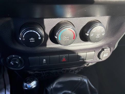 Used 2016 Jeep Wrangler Rubicon w/ Power Convenience Group AWD/4WD image 25
