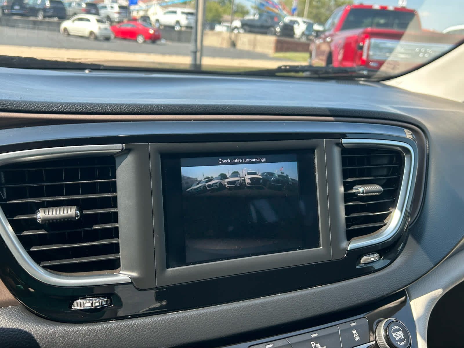 Used 2018 Chrysler Pacifica Touring Plus FWD image 33
