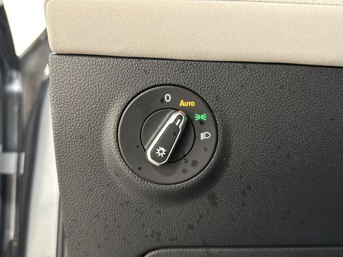 Certified 2025 Volkswagen Taos SE image 19