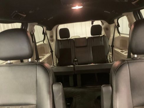 Used 2019 Dodge Grand Caravan SXT image 23