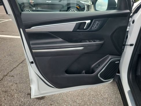 Used 2025 Buick Enclave Preferred w/ Power Package image 38