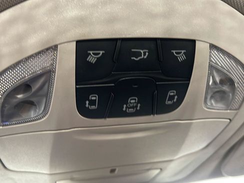 Used 2023 Chrysler Pacifica Touring-L FWD image 18