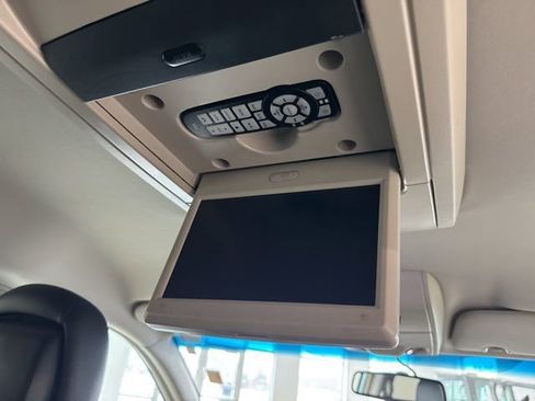 Used 2013 Chrysler Town & Country Touring image 29