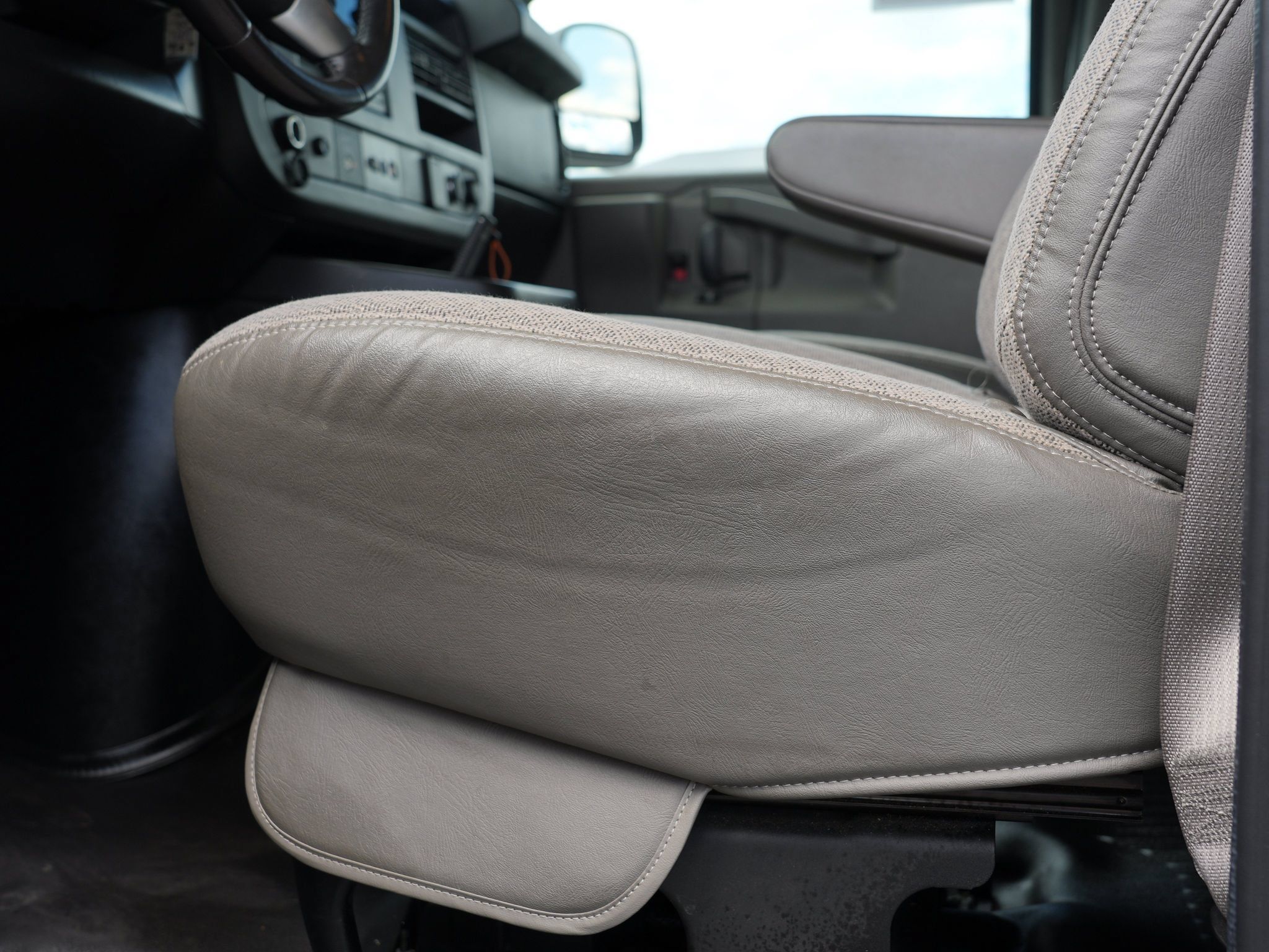 Used 2016 Chevrolet Express 3500 Extended RWD image 16