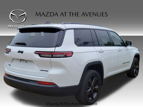 Used 2023 Jeep Grand Cherokee L Limited w/ Black Appearance Package AWD/4WD image 17