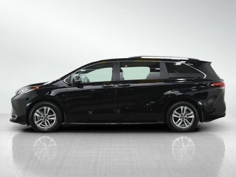 Used 2025 Toyota Sienna Limited image 2