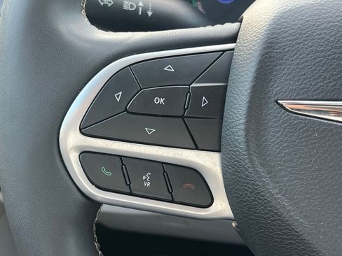 Used 2023 Chrysler Pacifica Touring-L FWD image 29