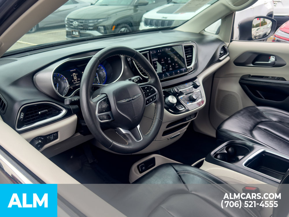 Used 2023 Chrysler Pacifica Touring-L FWD image 6