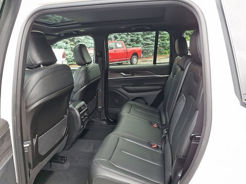 Used 2024 Jeep Grand Cherokee Limited AWD/4WD image 33