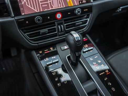 Certified 2026 Porsche Macan AWD/4WD image 17