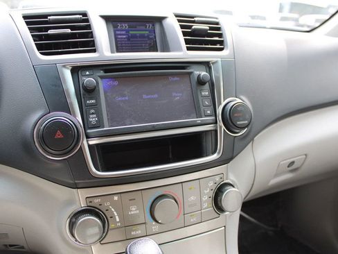 Used 2013 Toyota Highlander Plus w/ Cold Weather Pkg image 15