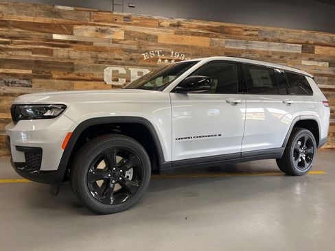 New 2025 Jeep Grand Cherokee L Altitude image 11
