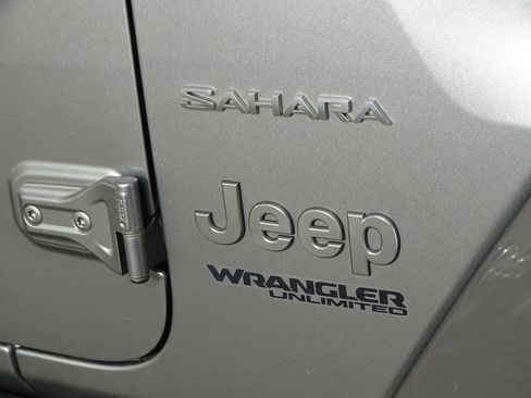 Used 2018 Jeep Wrangler Unlimited Sahara image 44