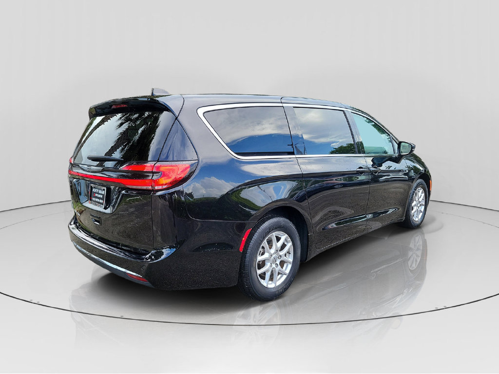 Used 2024 Chrysler Pacifica Touring-L FWD image 7