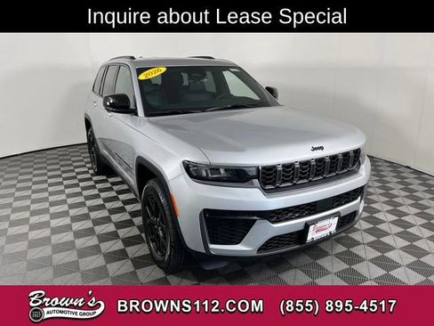 Used 2026 Jeep Grand Cherokee Altitude AWD/4WD image 1