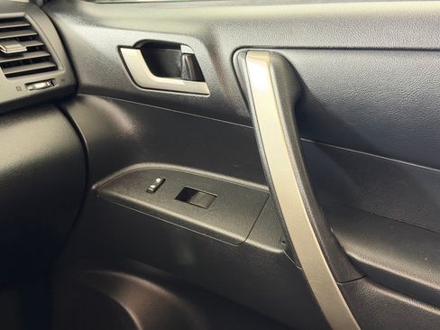 Used 2013 Toyota Highlander SE FWD image 29