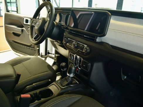 Used 2024 Jeep Wrangler Unlimited AWD/4WD image 24
