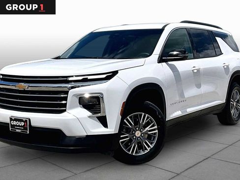 Used 2026 Chevrolet Traverse LT FWD image 1