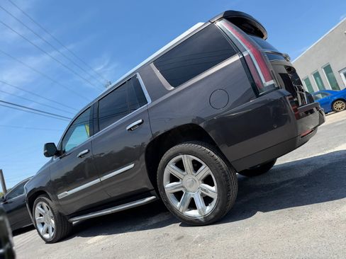 Used 2017 Cadillac Escalade Luxury AWD/4WD image 3