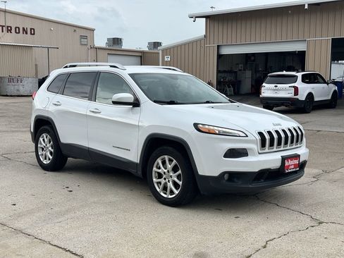 Used 2015 Jeep Cherokee Latitude AWD/4WD image 3