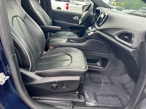 Used 2025 Chrysler Pacifica Limited FWD image 25
