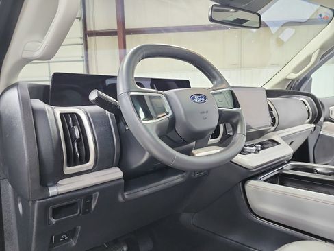 Used 2025 Ford Expedition Active RWD image 19