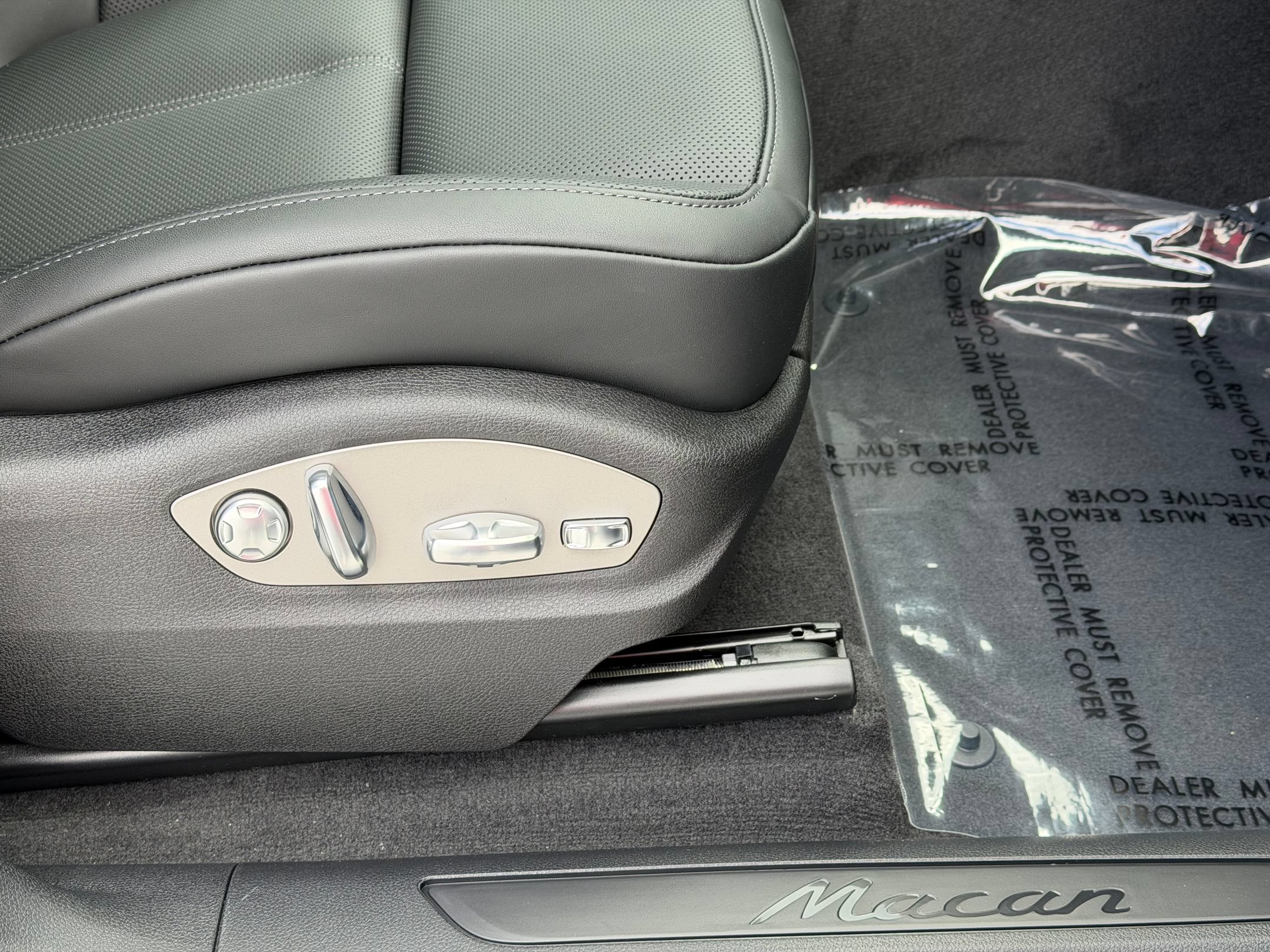 Certified 2026 Porsche Macan AWD/4WD image 16