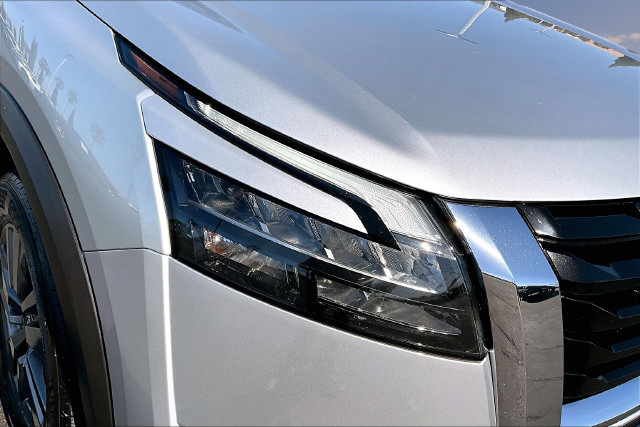 Certified 2024 Nissan Pathfinder SV FWD image 29