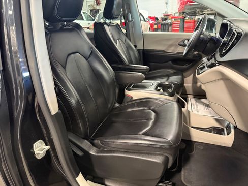 Certified 2023 Chrysler Pacifica Touring-L FWD image 8