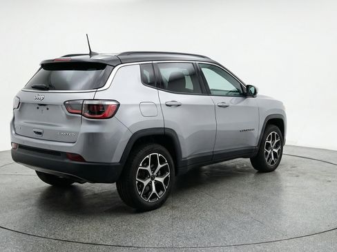 Used 2025 Jeep Compass Limited image 9