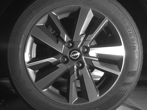 Used 2025 Nissan Versa SV image 14