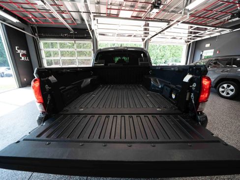 Used 2017 Toyota Tacoma TRD Off-Road w/ Premium & Technology Package AWD/4WD image 28