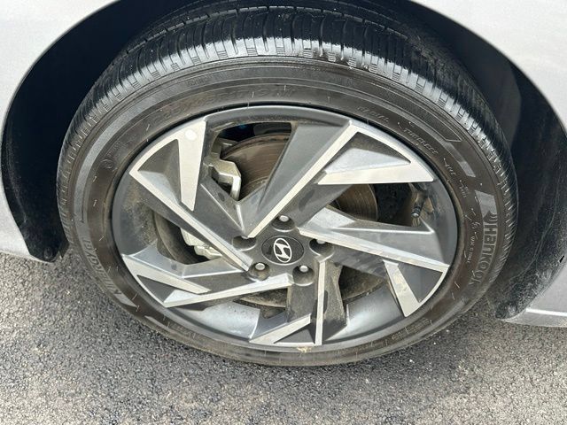Used 2025 Hyundai Elantra Limited FWD image 7