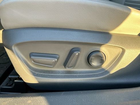 Used 2019 Toyota Camry SE FWD image 12