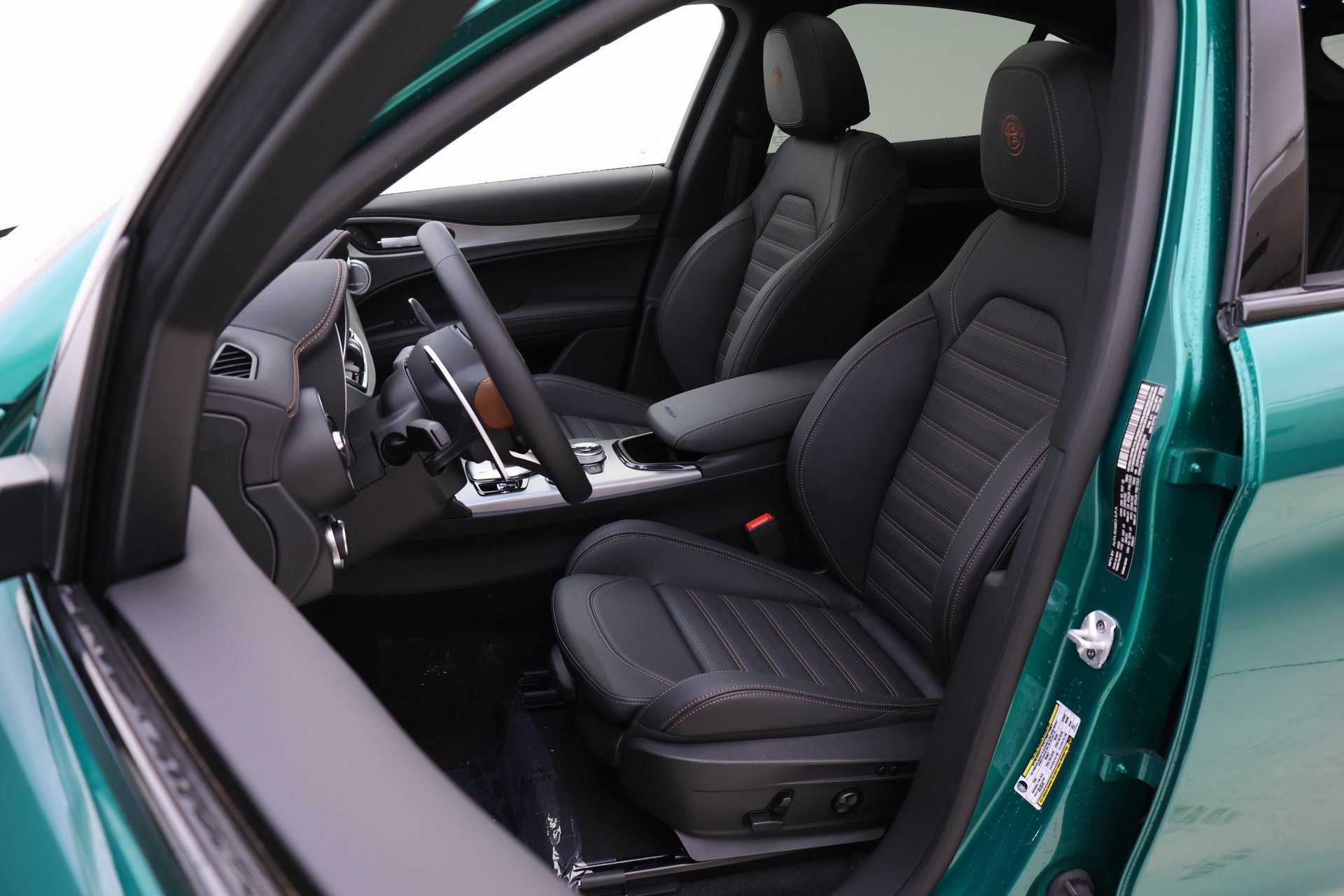 New 2025 Alfa Romeo Stelvio Sprint w/ Convenience Pack AWD/4WD image 7