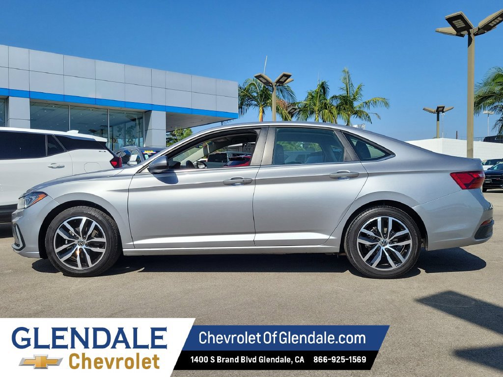 Used 2025 Volkswagen Jetta SE FWD image 6