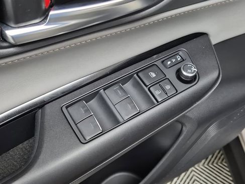 Used 2023 Toyota Venza LE image 19